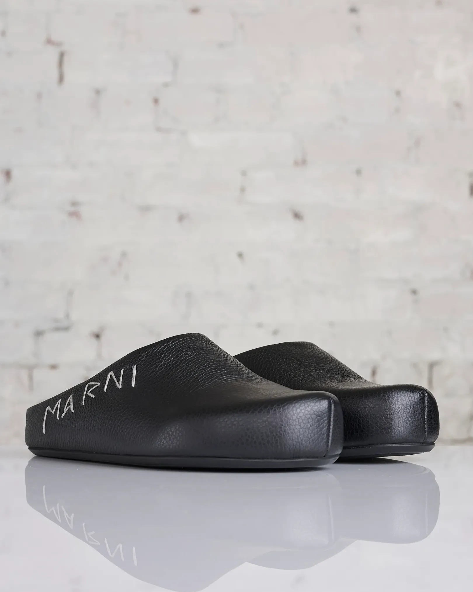 Discount Marni Fussbett Sabot Grained Leather Black