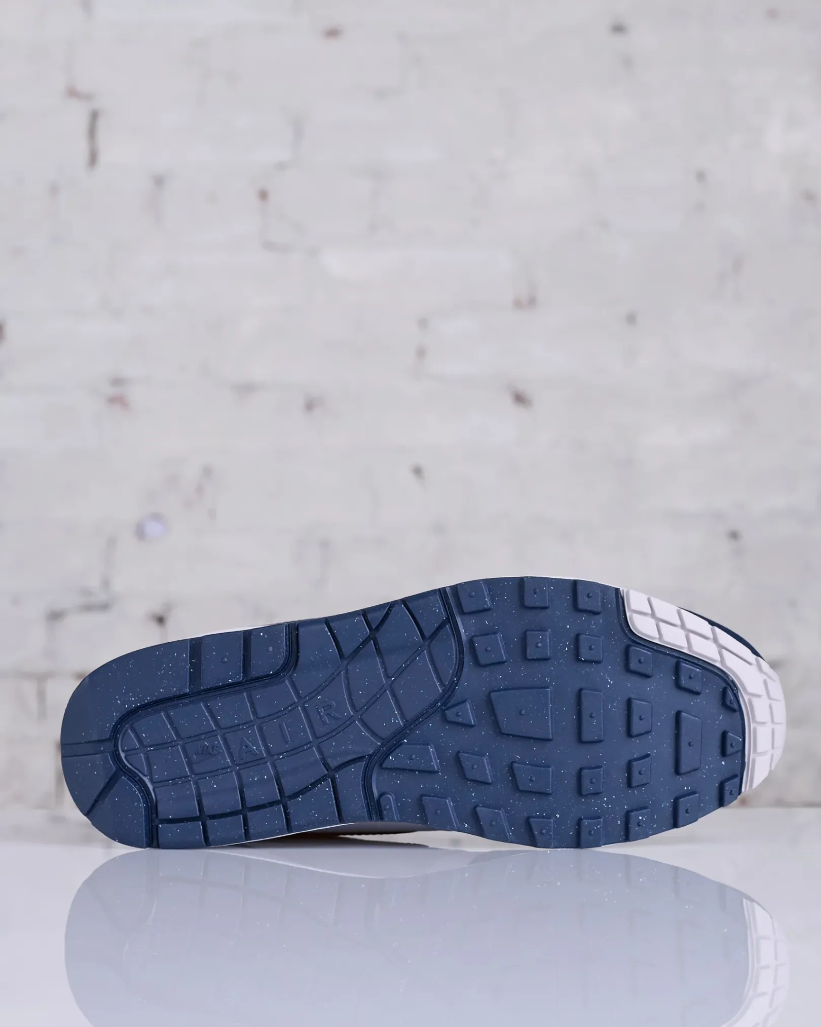 Discount Nike Men's Air Max 1 Obsidian/Metallic Gold-White