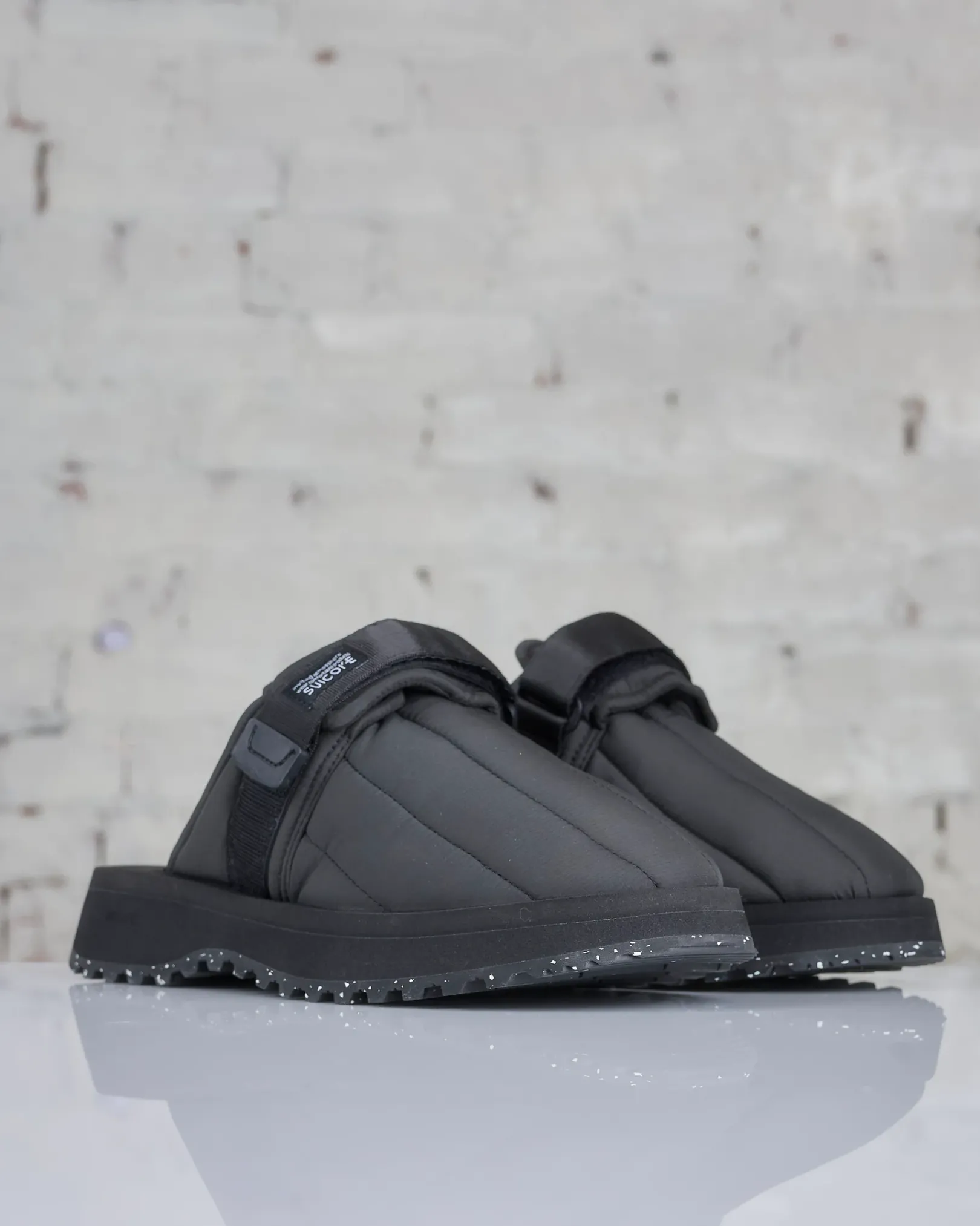 Hot Suicoke ZAVO-PUFFab Black